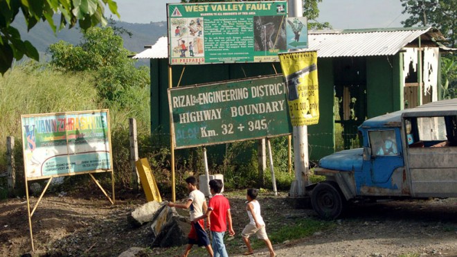 RAISING ALERT  A warning sign posted by the Philippine Institute of Volcanology and Seismology stands on the road near the boundary of Rodriguez, Rizal province, and Payatas, Quezon City, advising residents living in the danger zone to vacate the areas  transected by the West Valley Fault.  INQUIRER PHOTO