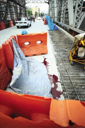 BLOOD MARKS THE SPOT   A welder’s death marked the partial reopening of Ayala Bridge to traffic  on Monday. Police said the worker was attaching  a safety net  at an elevated portion of the bridge when he lost his balance and fell head first. JILSON SECKLER TIU
