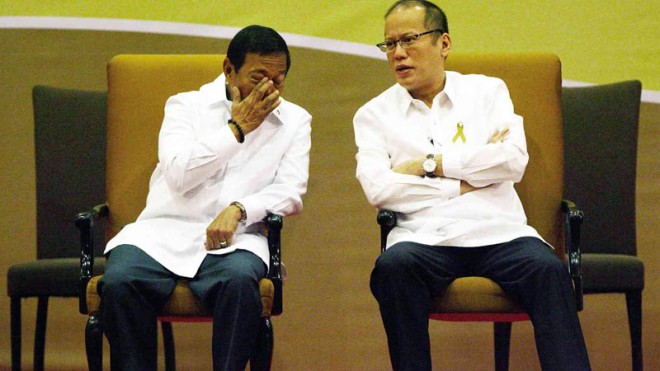 SEPARATE WAYS  President Aquino and Vice President Jejomar Binay share the stage during happier times at a meeting on overseas Filipino workers’ concerns in Pasay City. Tired of being the punching bag of Aquino’s allies, Binay resigned from the Cabinet on Monday.  LYN RILLON 
