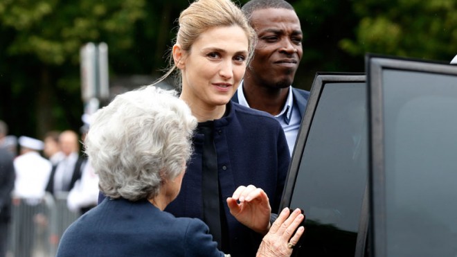 French actress Julie Gayet arrives to attend a ceremony to commemorate General de Gaulle's "Appeal of June 18th" during World War II, Thursday, June 18, 2015, in Suresnes, near Paris, France. French President Francois Hollande's companion, actress Julie Gayet, has made her first appearance at an official ceremony that Hollande was also attending. (Thomas Samson, Pool via AP)