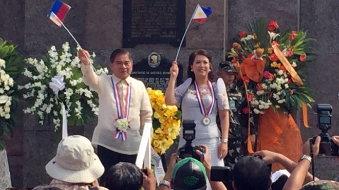 Chief Justice Maria Lourdes Sereno (right) leads the Independence Day celebration at the Bonifacio Shrine in Caloocan City. TETCH TORRES-TUPAS/INQUIRER.net