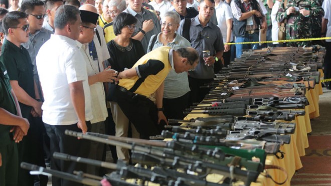  President Benigno Aquino III and Al-Hajj Murad Ibrahim witness the ceremonial turnover of weapons and decomissioning of Moro Islamic Liberation Front (MILF)  combatants at Sultan Kudarat, Maguindanao on Tuesday.  Also in photo Miriam Corone-Ferrer, government peace panel head and Presidential Adviser on Peace Process Secretary Ging Deles.  INQUIRER PHOTO / GRIG C. MONTEGRANDE