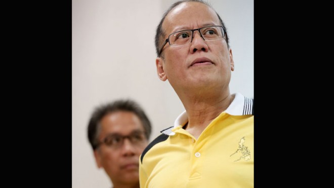 President Benigno Aquino III (right) and DILG Secretary Mar Roxas.  INQUIRER FILE PHOTO / GRIG C. MONTEGRANDE