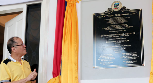 President Benigno Aquino III unveils the marker of the newly renovated Iloilo Old Provincial Capitol on Thursday. INQUIRER PHOTO/GRIG C. MONTEGRANDE 