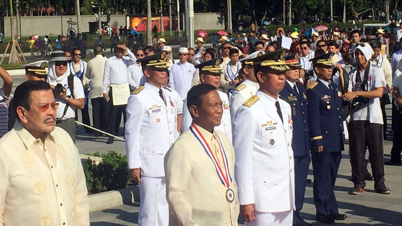 Manila Mayor Joseph Estrada (left) and Vice President Jejomar Binay lead the Independence Day celebration at the Luneta Park in Manila on Friday. NESTOR CORRALES/INQUIRER.net