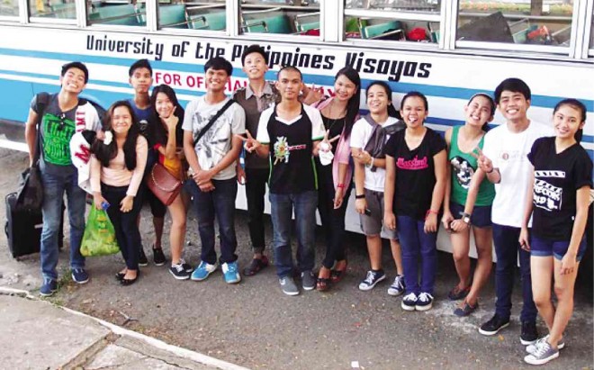 BRET URMENETA (fifth from left) with students from the University of the Philippines Visayas Tacloban, who transferred to the UPV campus in Iloilo City in December 2013 after Supertyphoon “Yolanda” struck. NESTOR P. BURGOS/INQUIRER VISAYAS 