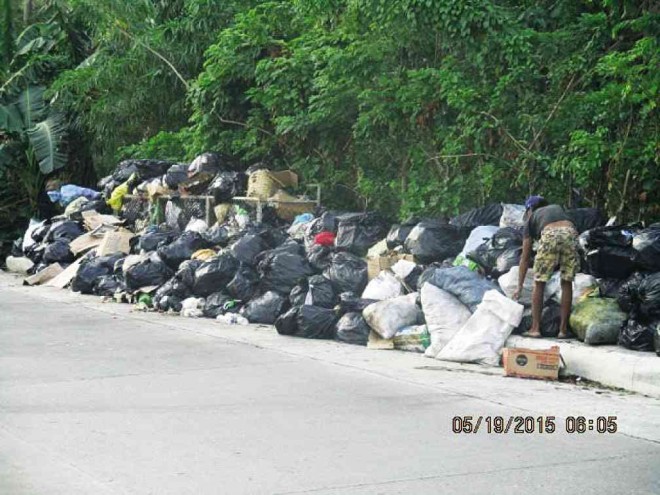    ONE of the photos of garbage piling up on the streets of White Beach that was posted on Facebook by Dutch expatriate Kees Koornstra, angering the  councilors of Puerto Galera, which Koornstra has  tagged as “Puerto Basura” because of the uncollected trash. PHOTO FROM KEES KOORNSTRA