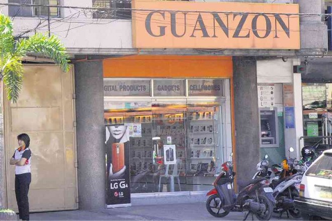 THE FLAGSHIP Guanzon store on Perez Boulevard in Dagupan City.  PHOTOS BY WILLIE LOMIBAO 