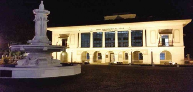 BRIGHT CAPITOL  The provincial capitol of Iloilo province is awash with lights that put the restored building in the spotlight. NESTOR P. BURGOS/INQUIRER VISAYAS 