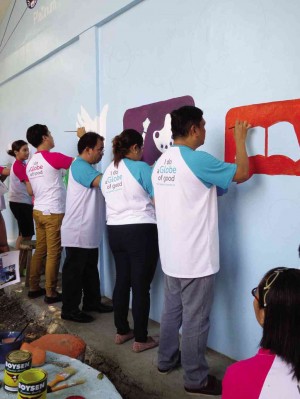 DEL CARMEN (left) and Platinum subscriber Apol Zaraspe (third from left) join the mural painting.