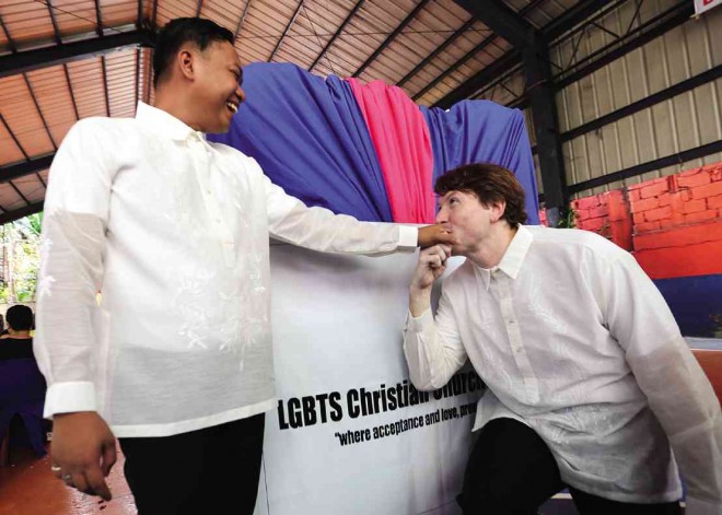  MICHAEL Ellis of Chicago on his relationship with Jesus “Jheq” Bacsal of Laguna province: “Some things you just know. We love each other.” RAFFY LERMA