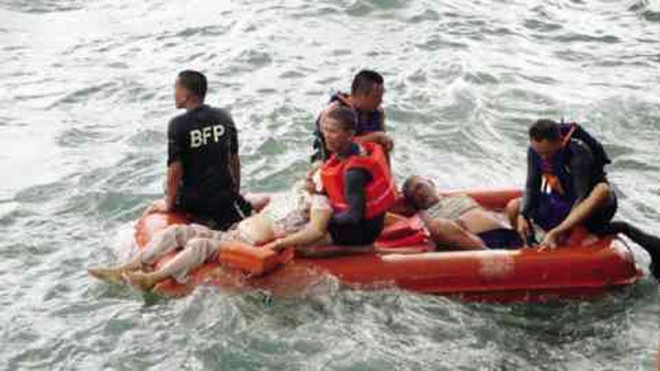 SEARCH AND RESCUE   A rescue team tries to save the lives of passengers and crew of the MB Nirvana in Ormoc City, Leyte province, on Thursday. At press time, 134 have been rescued out of nearly 200 passengers. JHAY GASPAR/INQUIRER VISAYAS