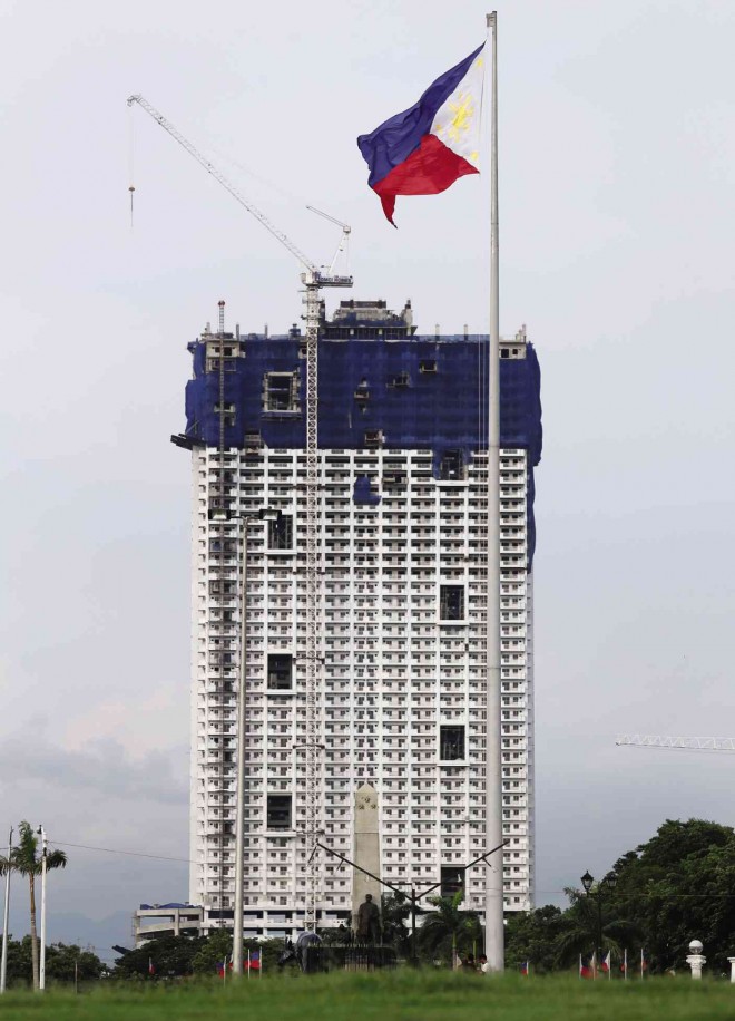 WHERE’S JOSE? From this view, it takes a while to even spot the monument of national hero Dr. Jose Rizal in front of the towering (but now suspended) DMCI condo project. But as the company puts it: “‘View’ is subjective.” EDWIN BACASMAS 