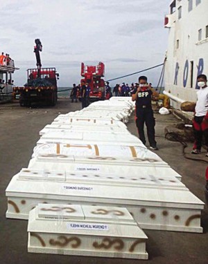 HOMEWARD BOUND  White caskets bearing the bodies of passengers who drowned during the sinking of MB Nirvana are loaded onto BRP Batangas in Ormoc City for the trip back to their families and homes on Camotes Island.  JOEY A. GABIETA/INQUIRER VISAYAS