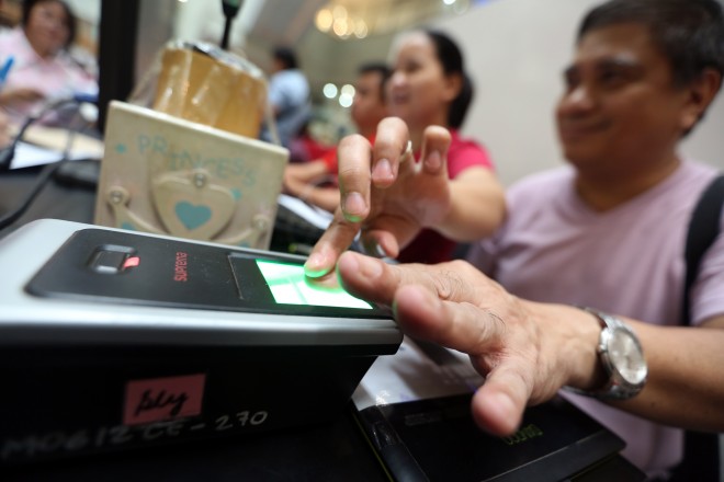 NO BIO, NO BOTO / JULY 11, 2015 The Commission on Elections (COMELEC) conduct voters' registration and validation of biometrics data at Robinsons Place Manila, July 11, 2015. The poll body decided to bring this service to malls in pushing its "No Bio, No Boto" campaign for the 2016 polls. INQUIRER PHOTO / NINO JESUS ORBETA comelec registration register