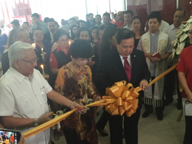 Philippine Red Cross Chairman Richard Gordon inaugurates the new PRC Tower Blood Center in Mandaluyong City on Thursday. The facility can hold 4,000 units of blood at a time. It also has state-of-the-art testing machines for HIV, hepatitis B and C, syphilis and malaria as well as apheresis machines.
