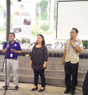 PHILIPPINE-AUSTRALIAN Alumni Association Los Baños chapter secretary Jong Belano introduces Damasa Macandog and Nathaniel Bantayan.