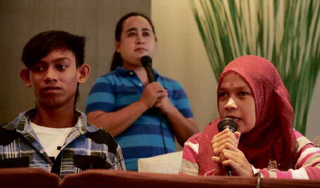 YOUTHAS BRIDGES Nur-Aiza Caluang (right) and Jay Asarani (left) share their experiences living in amixed community after they joined Unicef’s Creating Connections workshops during the Adolescent Development and Participation (Adap) Global Meeting inManila. Behind them is interpreter Jemar Samson. Unicef has pioneered innovative adolescents programming in emergency situations like Supertyphoon “Yolanda” (international name: Haiyan) in 2013. RED SANTOS/UNICEF PHILIPPINES