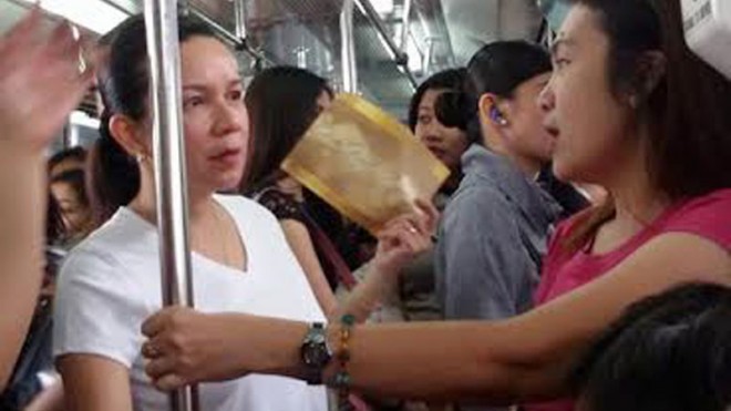 Grace Poe riding an MRT 3 train: ‘Another P-Noy, unstoppable’ CONTRIBUTED PHOTO   