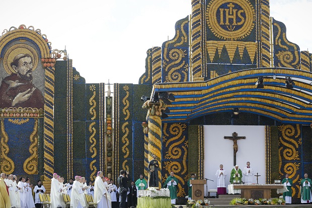 Pope Francis celebrates mass in Asuncion, Paraguay, Sunday, July 12, 2015. The stage for the Mass was a mosaic made out of thousands of ears of corn, coconuts, squash gourds and many, many dried beans. To the left there is an image of  St. Francis of Assisi. (AP Photo/Victor R. Caivano)