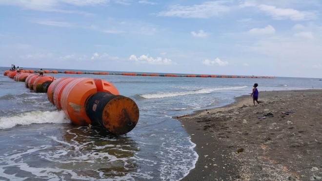 FISHERMEN in Zambales found these containment booms with Chinese markings in the waters off Cabangan town on Friday, prompting provincial officials to seek an investigation on the origin of the objects. PHOTOS COURTESY OF PCG SUBIC SUBSTATION
