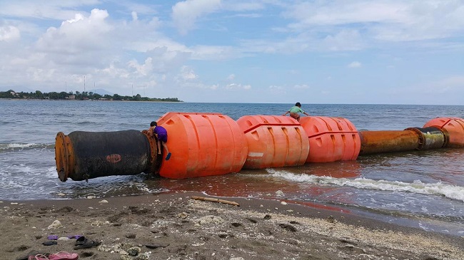 FISHERMEN in Zambales found these containment booms with Chinese markings in the waters off Cabangan town on Friday, prompting provincial officials to seek an investigation on the origin of the objects. PHOTOS COURTESY OF PCG SUBIC SUBSTATION