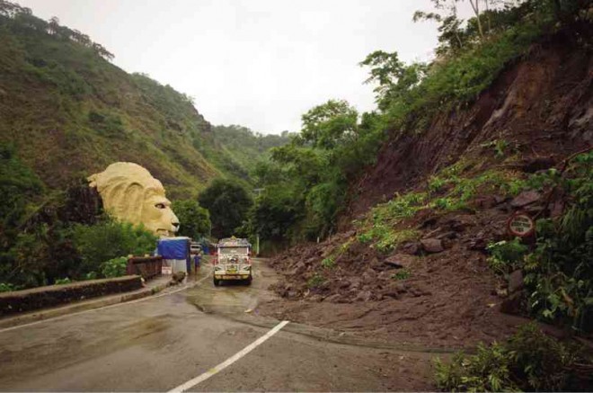 ROAD BLOCKA landslide hit this section of Kennon Road in Barangay Camp 6 in Baguio City as Typhoon “Egay” dumped heavy rain in the Cordillera over the weekend. A few vehicles passing the route had to endure single lane sections as clearing operations continue. RICHARD BALONGLONG/INQUIRER NORTHERN LUZON