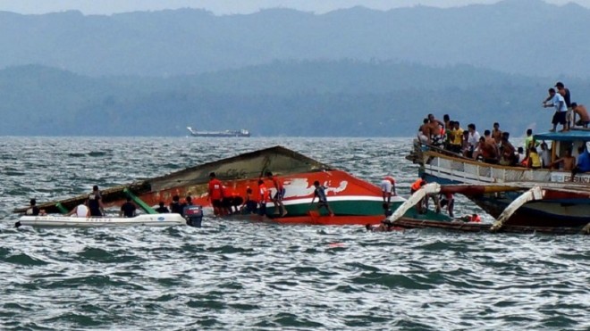 Rescuers search for survivors at the site of the capsized passenger ferry off Ormoc City, central Philippines on July 2, 2015. A ferry loaded with nearly 200 people capsized off a central Philippine port on July 2, officials said, killing at least 38 people in the latest of the country's long string of maritime tragedies. AFP PHOTO / Ignatius Martin 