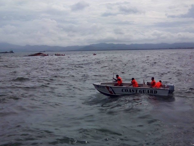 Coast Guard personnel speed toward the capsized MB Nirvana in a hope to rescue more passengers. -photo by Jhay Gaspar, Inquirer Visayas