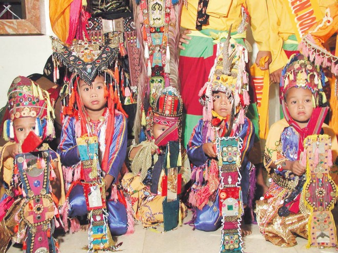Maranao children about to perfom in school Sagayan, or war dance, a traditional dance of the Moro people. INQUIRER PHOTO