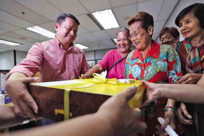SWEET SENIORS Acting Makati Mayor Romulo “Kid” Peña Jr. receives his tasty birthday present from the city’s Office for Senior Citizens Affairs as he turned 46 on Wednesday. RAFFY LERMA