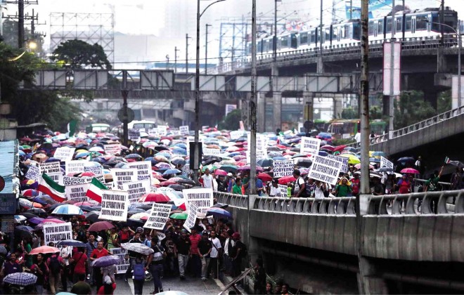 OCCUPY EDSA  glesia ni Cristo protesters occupy the northbound side of Edsa as they march to the Edsa Shrine on Sunday.  GRIG MONTEGRANDE