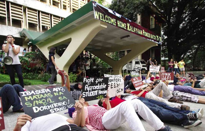UNSHELTERED A “lie-in” protest on UP Diliman campus on Friday decries the inadequate dormitories and rates deemed too steep for students from low-income families. ALEXIS CORPUZ 