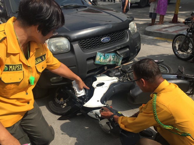 Traffic enforcers survey the damage of a vehicular accident in La Paz village, Makati. Photo by Kristine Angeli Sabillo/INQUIRER.net