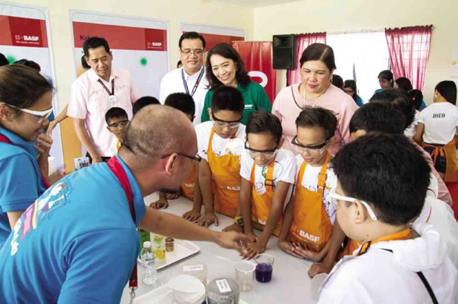 MALAYAN  Colleges Laguna’s  (MCL’s) Chemistry Engineering students guide experiments as (from left) Talavera, MCL’s Dodjie Maestrecampo, Pan and schools district supervisor Edna Hemedez watch.