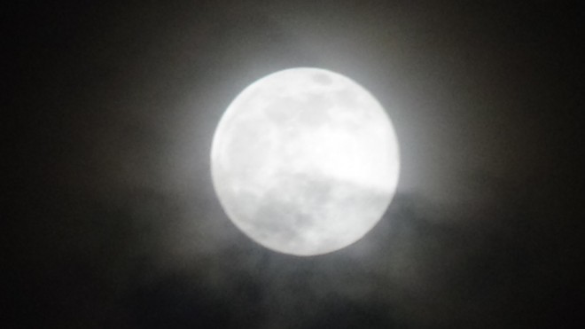 The “blue moon” briefly seen in Tagbilaran City in Bohol. Photo by Leo Udtohan, Inquirer Visayas