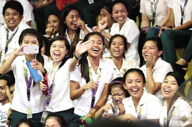 STUDENTS of Cavite State University take selfies while waiting for the speech of Vice President Jejomar Binay in an assembly that drew lawmakers supporting the Vice President’s presidential bid. GRIG C. MONTEGRANDE