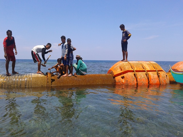 Another set of a dredge floater assembly with Chinese markings found in the Zambales sea is pulled to the shore of the capital town of Iba on Sunday. The first set of dredge floaters was found by local fishermen off Cabangan, Zambales, in July.   PHOTOS BY ALLAN MACATUNO / Inquirer Central Luzon