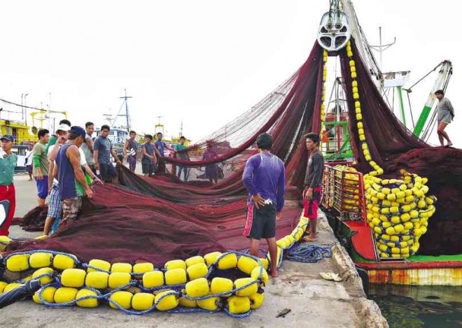 COMMERCIAL fish workers ready their gear in a port in Lucena City. DELFIN T. MALLARI JR./INQUIRER SOUTHERN LUZON