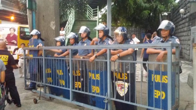 Cops with anti riot gear at Edsa Shrine. JULIE AURELIO/PHILIPPINE DAILY INQUIRER