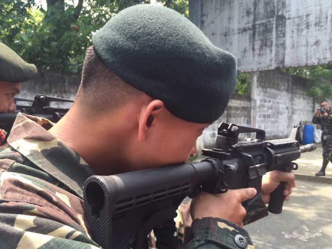 Soldiers from the Philippine Army test the brand new repaired M4 rifles from US-based manufacturer Remington. About 44,000 rifles were corrected because of its rear sight problems.