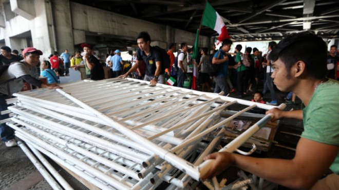 Iglesia ni Cristo protesters disperse peacefully Monday morning at the corner of Edsa and Shaw Boulevard in Mandaluyong City after a five-day protest rally that began at the Department of Justice in Manila last Thursday.  INQUIRER PHOTO/NINO JESUS ORBETA