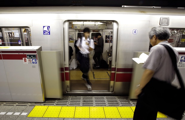 Survey: Backpacks ranked No.1 annoyance on trains in Tokyo