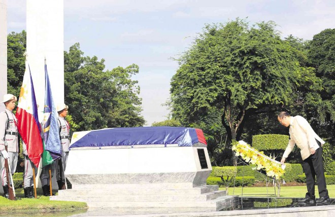 UNSUNG HEROES  President Aquino leads the wreath-laying rites at the Tomb of the Unknown Soldier during the celebration of National Heroes Day at the Libingan ng mga Bayani, Taguig City, on Monday.  JOAN BONDOC 