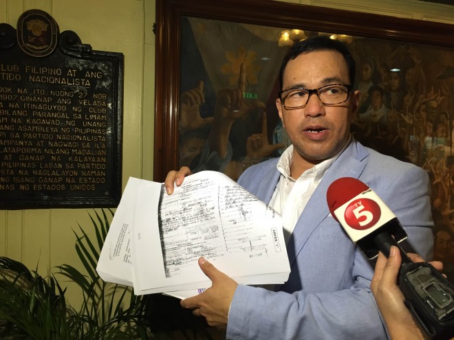 Atty. Manuelito Luna, the counsel of Rizalito David, shows to the media on Wednesday, Sept. 30 the discrepancies in the birth certificates of Senator Grace Poe which will support their claim that she is not a natural-born Filipino and thus ineligible for a Senate seat. Photo by: Aries Joseph Hegina/INQUIRER.net