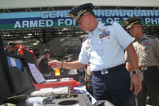 Lt. Gen. Edgar Fallorina, Armed Forces of the Philippines’ deputy chief of staff, checks the new equipment for the chemical, biological, radiological, nuclear (CBRN) platoon Army Support Command (Ascom) of the Philippine Army donated to the AFP by the Defense Threat Reduction Agency of the United States on Sept. 17 at Camp Aguinaldo. PHOTO COURTESY OF AFP PUBLIC AFFAIRS OFFICE
