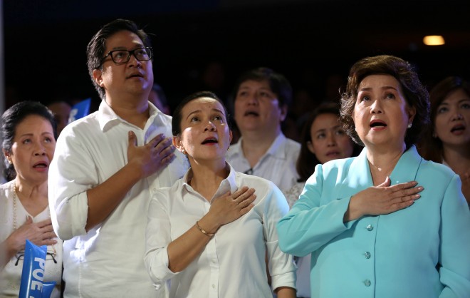 Sen. Grace Poe sings the national anthem with mother Susan Roces and husband Neil Llamanzares. INQUIRER FILE PHOTO/LYN RILLON