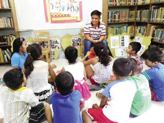 KEYBIRD Padilla shares his life experience with children of Barangay Hipodromo in Cebu City after his story, “Keybird: Ang Batang Bayani (Keybird: The Boy Hero),” was read by Basadours. CONTRIBUTED PHOTO 