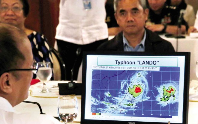 TYPHOON PREPAREDNESS President Aquino (left) discusses at a Malacañang meeting government preparations for Typhoon “Lando,’’  which is expected to hit northern Luzon and environs early tomorrow. A map of the typhoon’s path is shown in the meeting with officials of the National Disaster Risk Reduction and Management Council.  MALACAÑANG PHOTO BUREAU