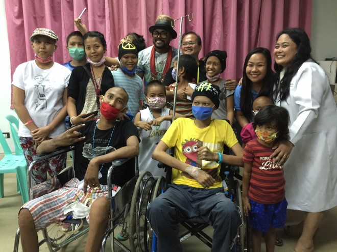 Apl de Ap with children afflicted with cancer at the Southern Philippines Medical Center in Davao City. PHOTO BY ESTHER CHAVEZ